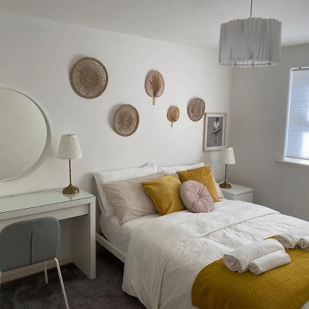 Marine Viewing 2 Bedrooms Flat Manchester Exterior photo