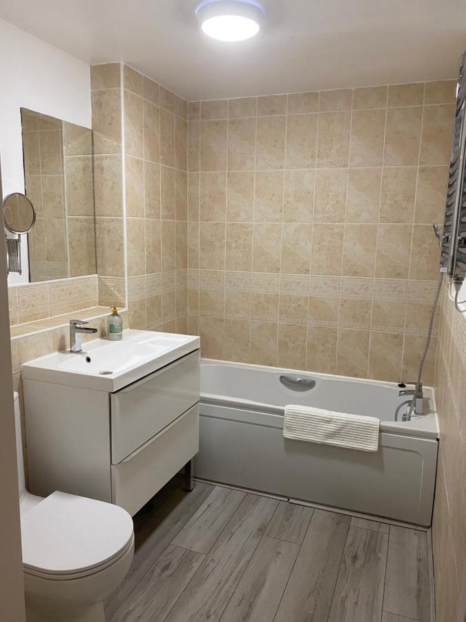 Marine Viewing 2 Bedrooms Flat Manchester Exterior photo